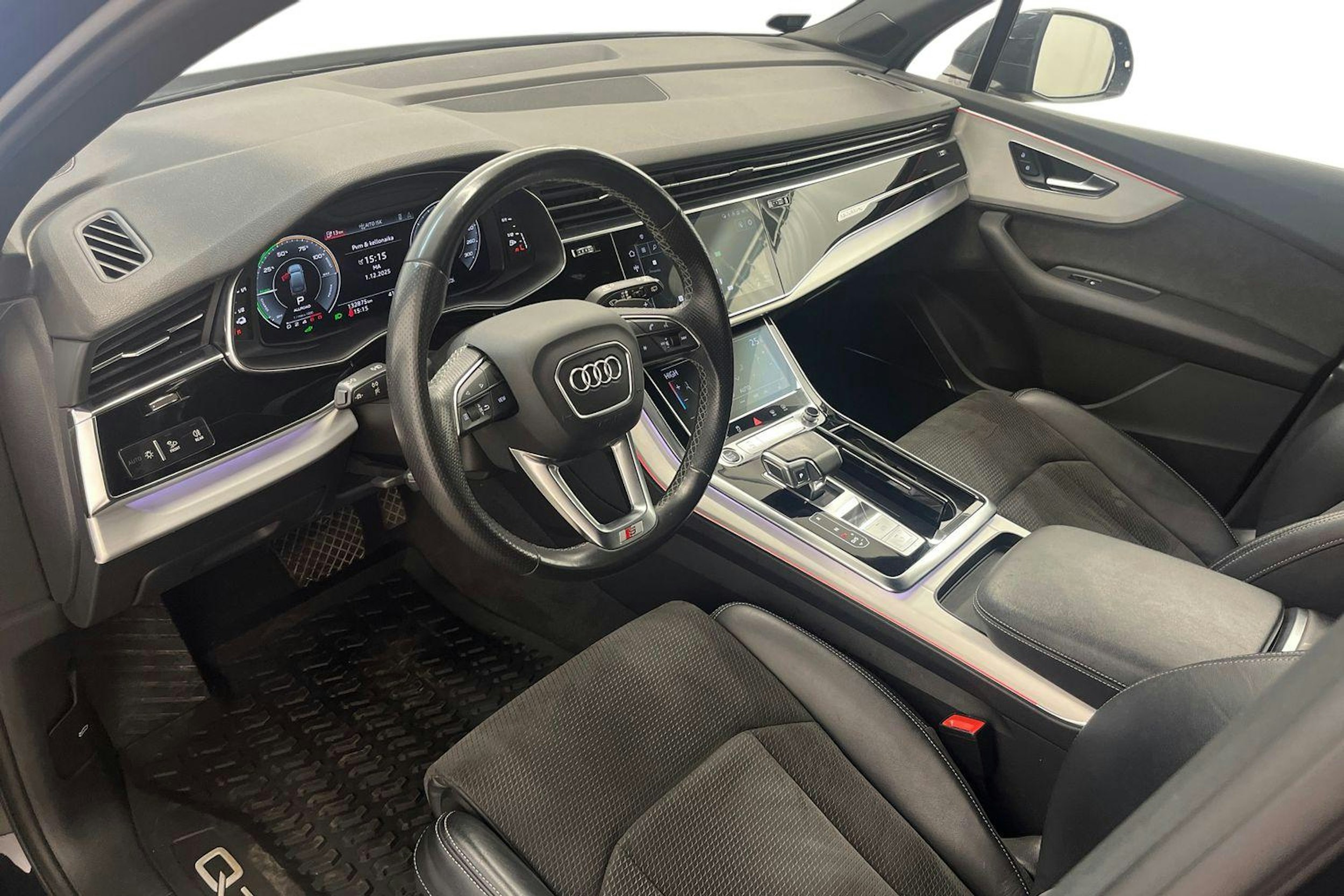 met. musta Audi Q7 2021 kuva 7.