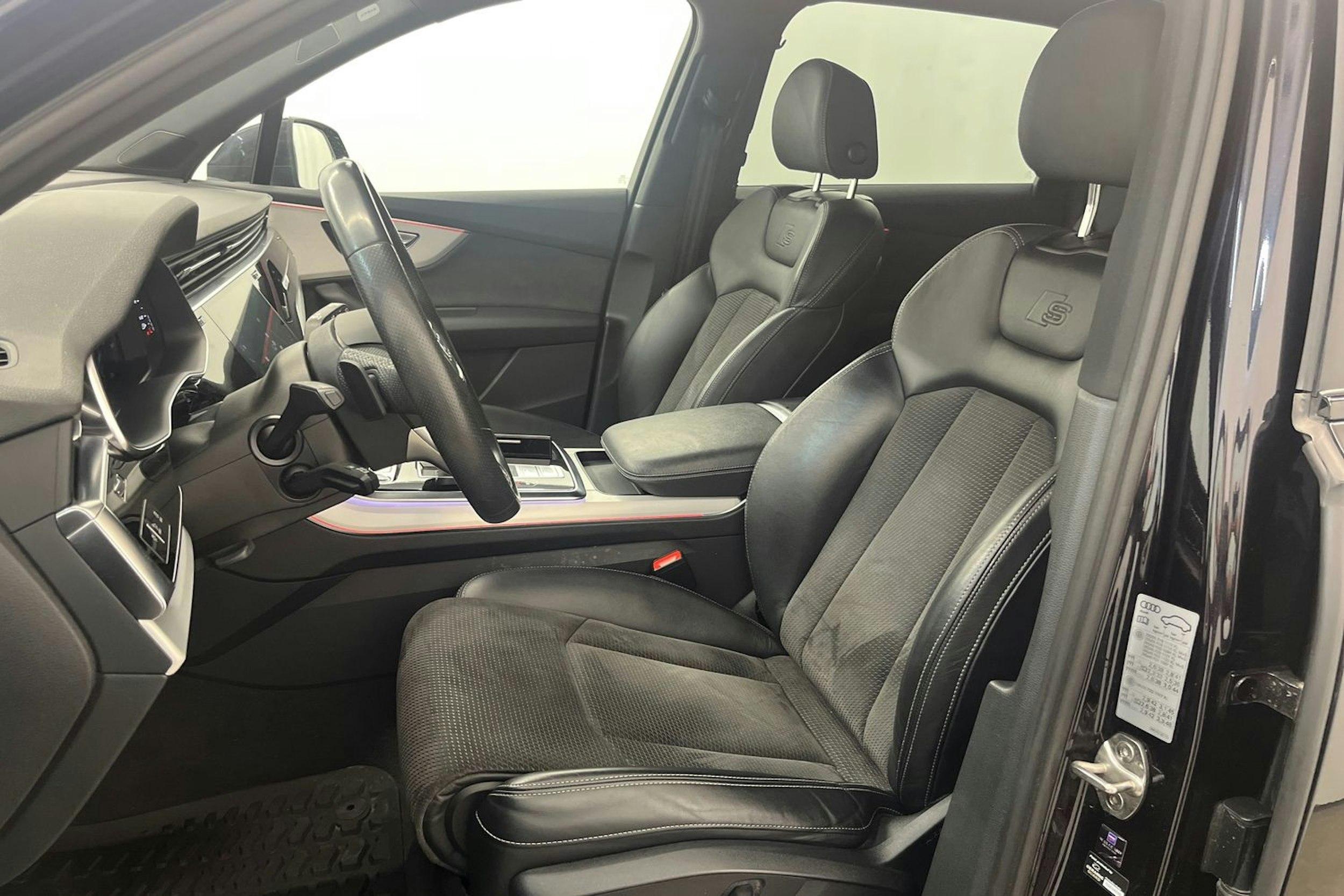 met. musta Audi Q7 2021 kuva 15.