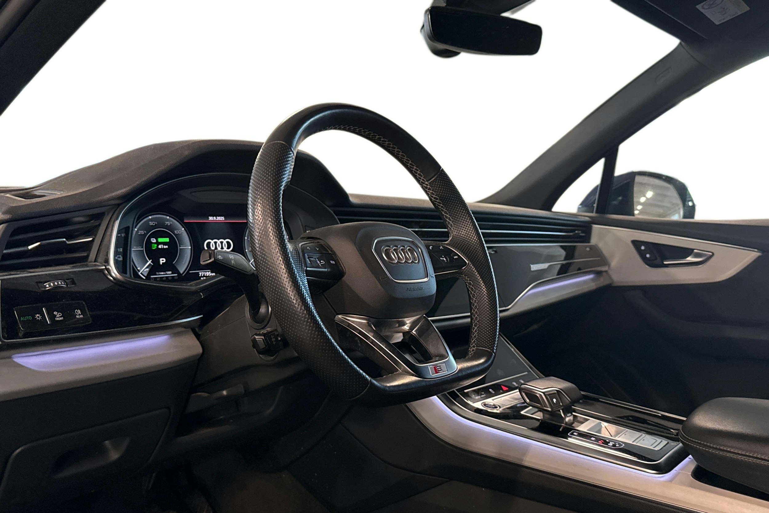 sininen Audi Q7 2021 kuva 3.