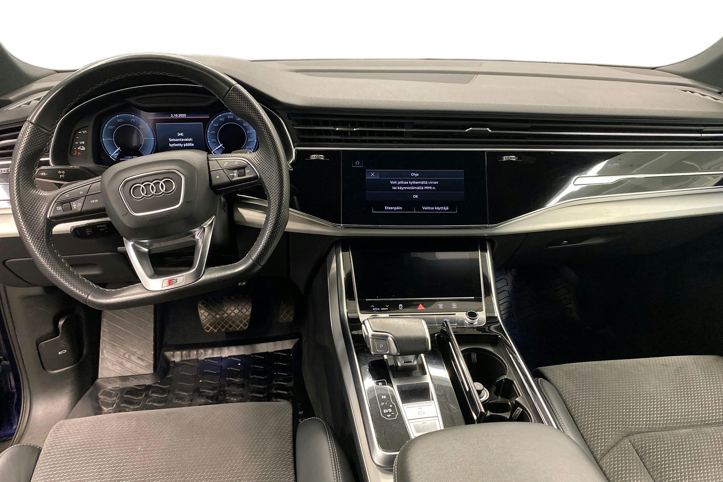 sininen Audi Q7 2021 kuva 9.