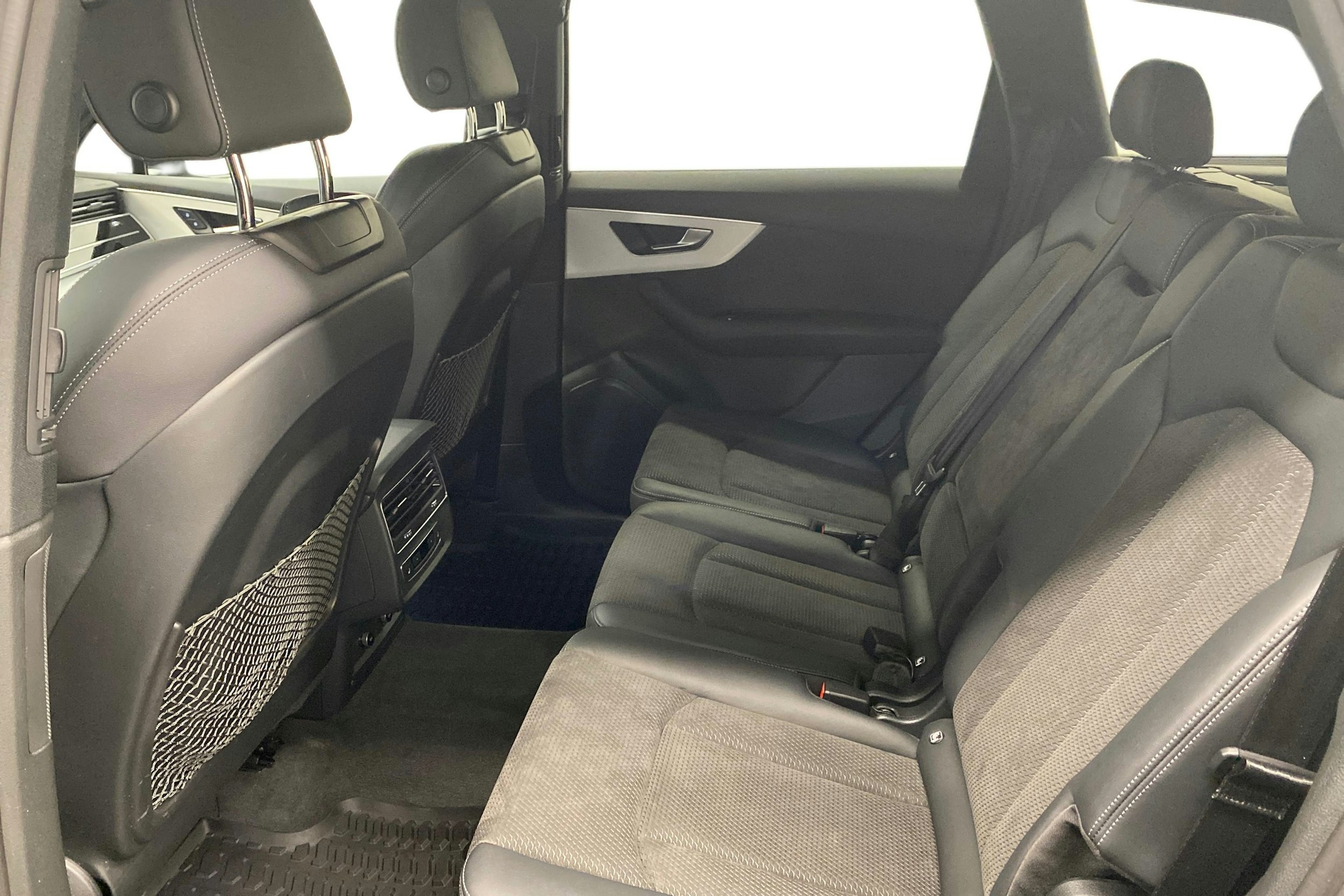 sininen Audi Q7 2021 kuva 10.