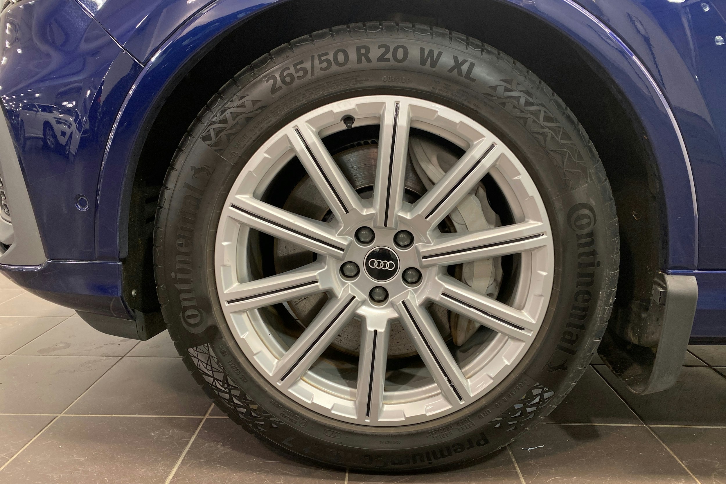 sininen Audi Q7 2021 kuva 11.