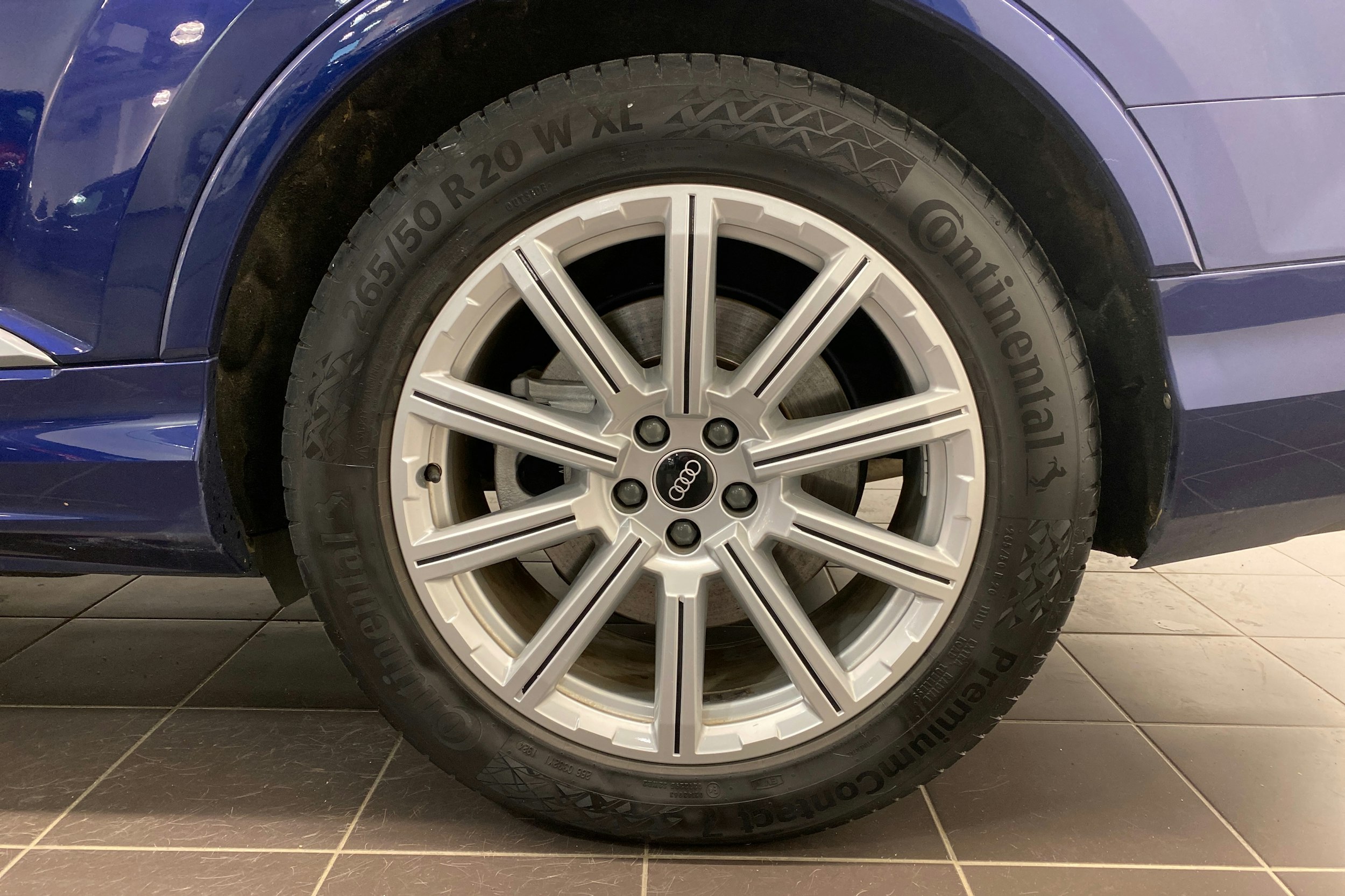 sininen Audi Q7 2021 kuva 13.