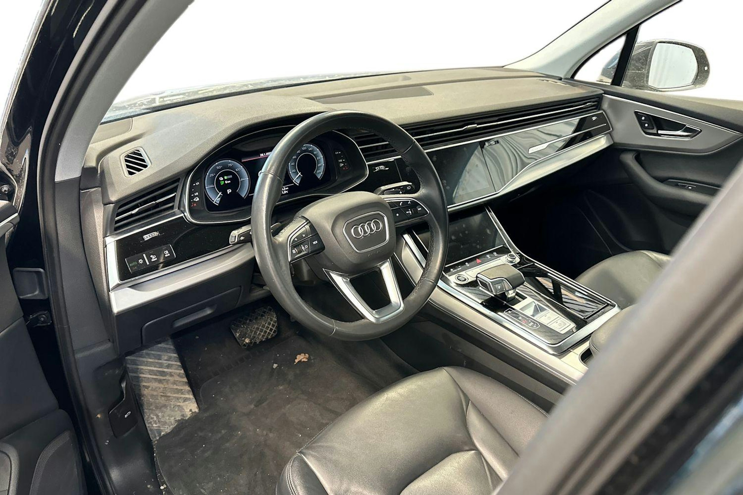 musta Audi Q7 2021 kuva 3.