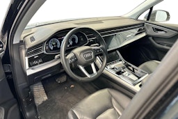 musta Audi Q7 2021 kuva 3.