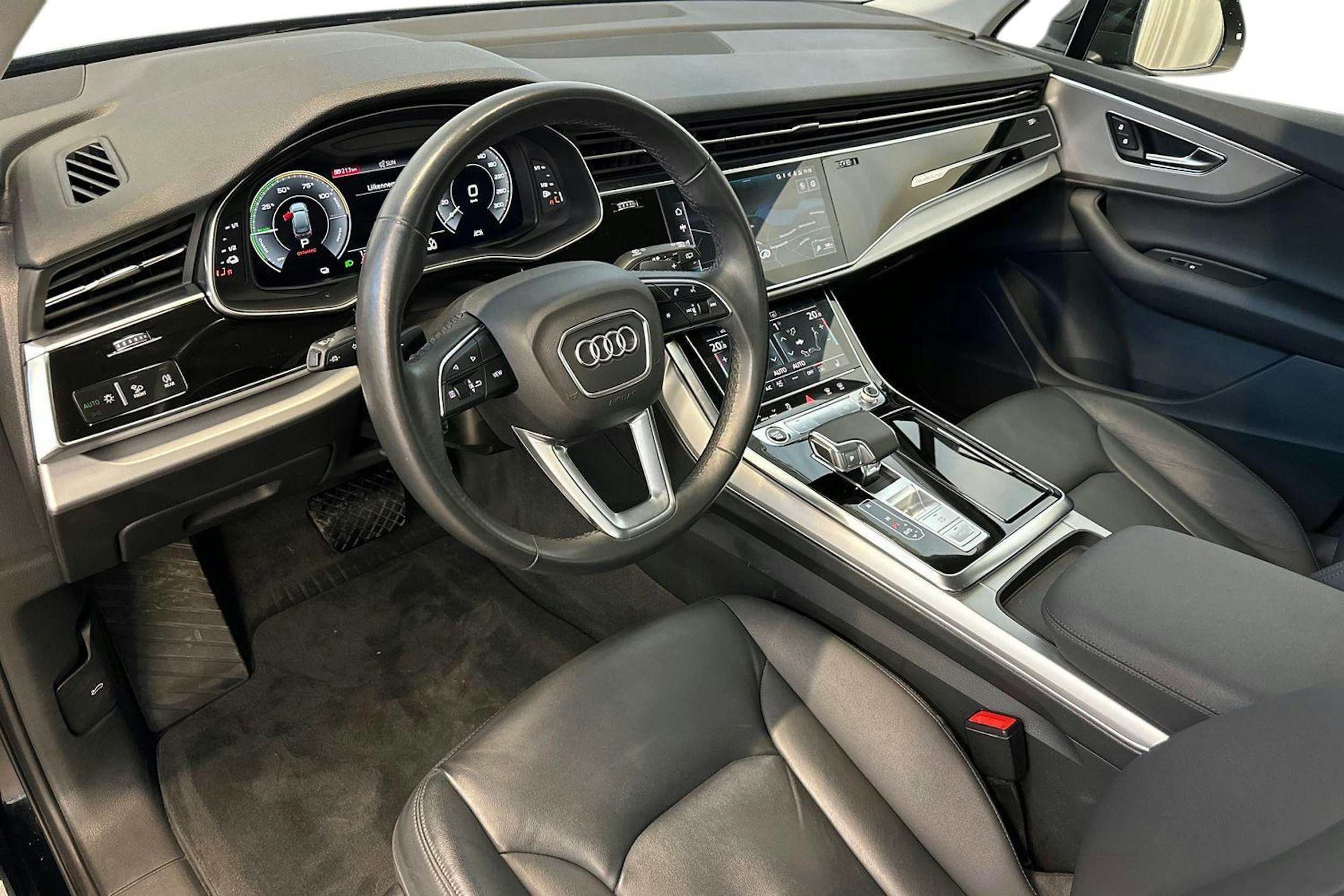 musta Audi Q7 2021 kuva 6.