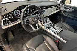 musta Audi Q7 2021 kuva 6.