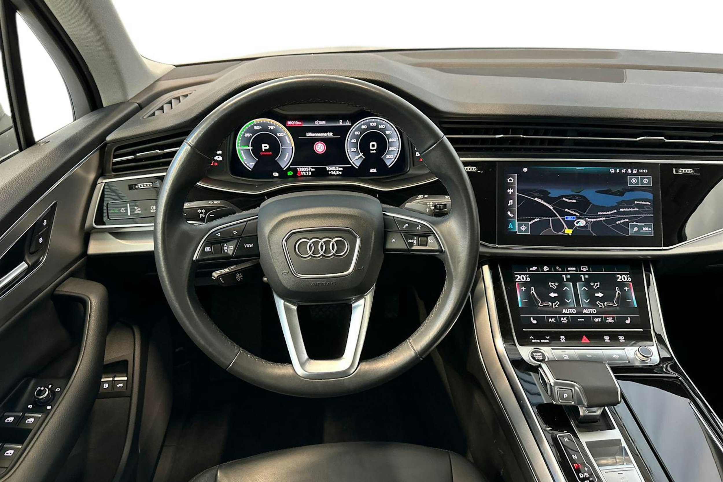 musta Audi Q7 2021 kuva 7.