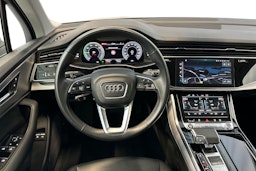 musta Audi Q7 2021 kuva 7.