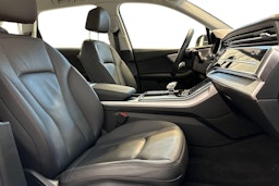 musta Audi Q7 2021 kuva 8.