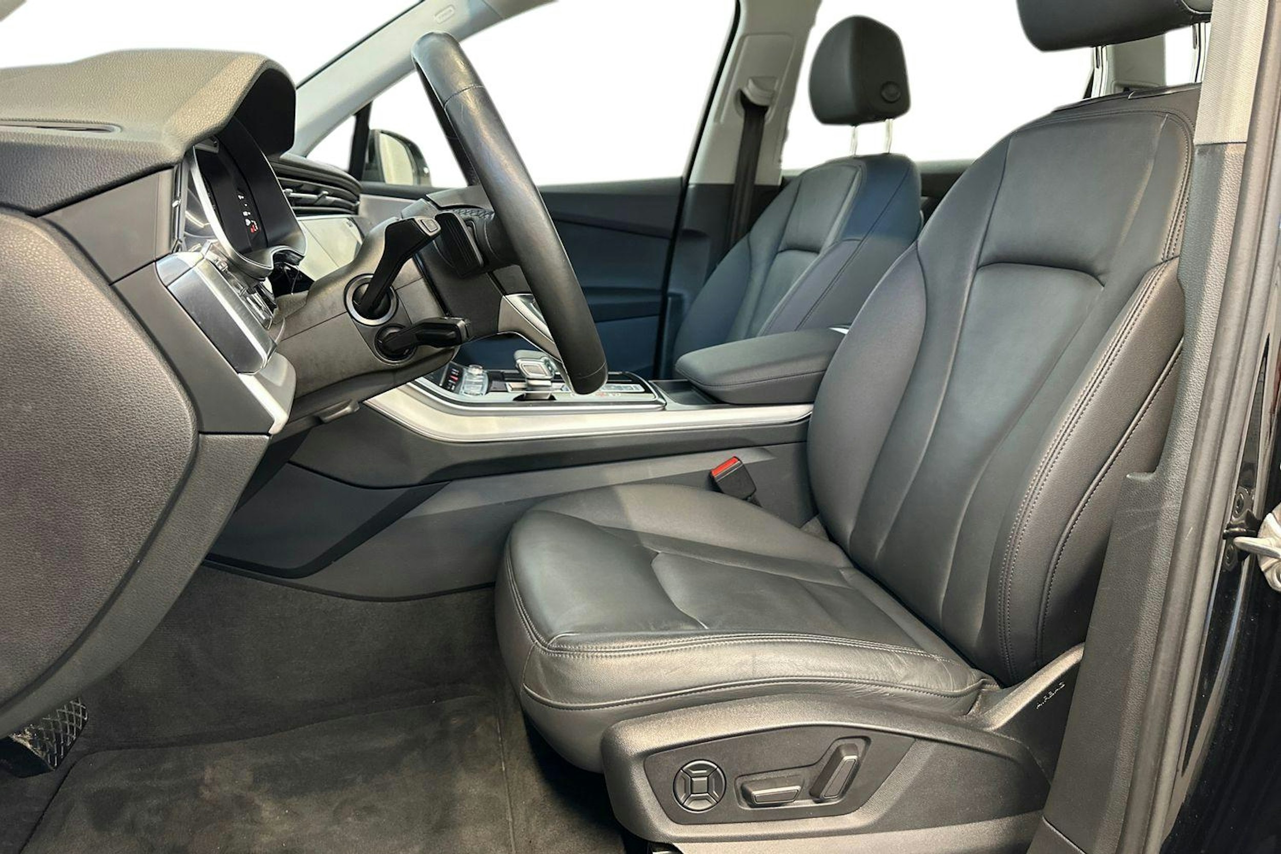 musta Audi Q7 2021 kuva 9.