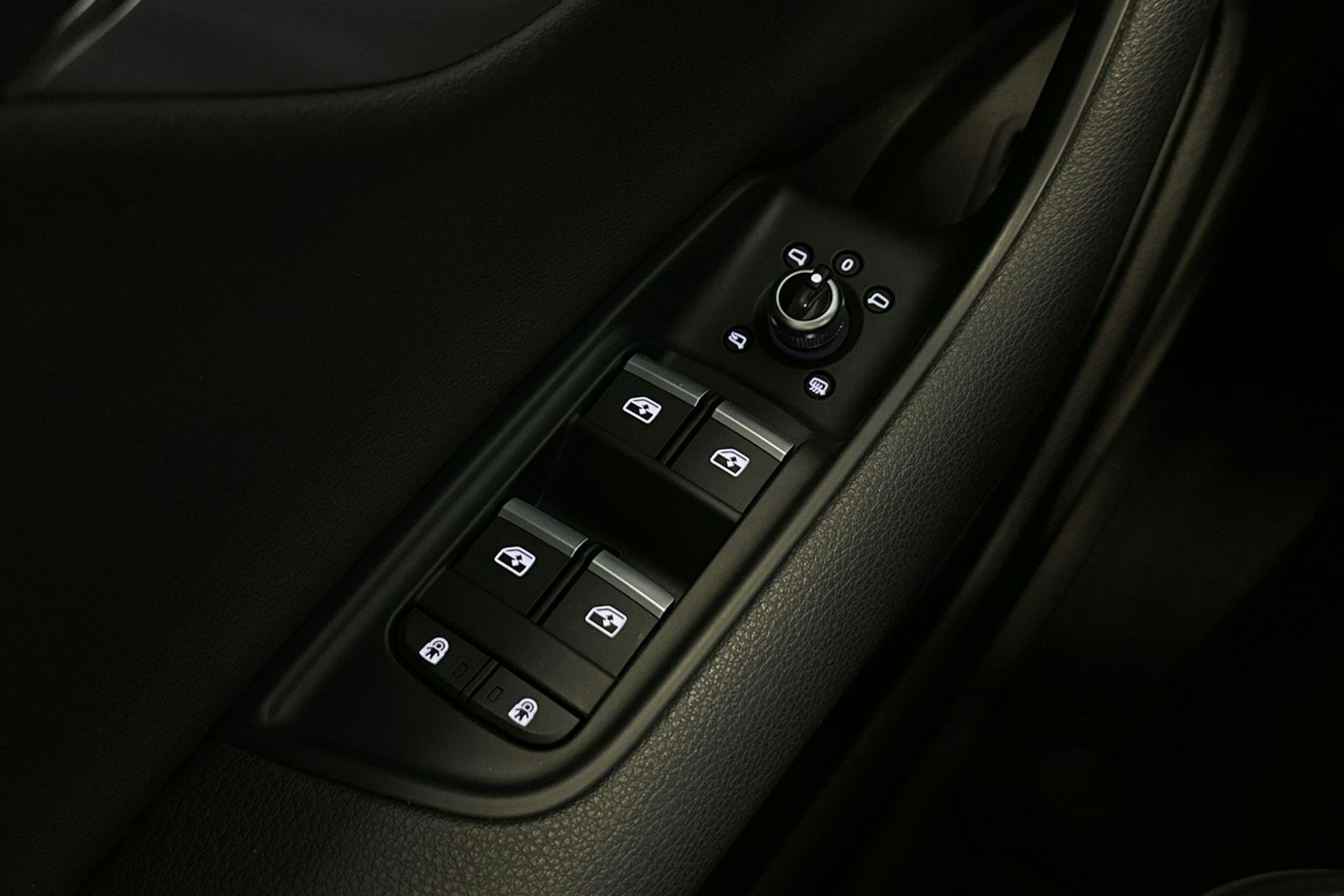 musta Audi Q7 2021 kuva 11.