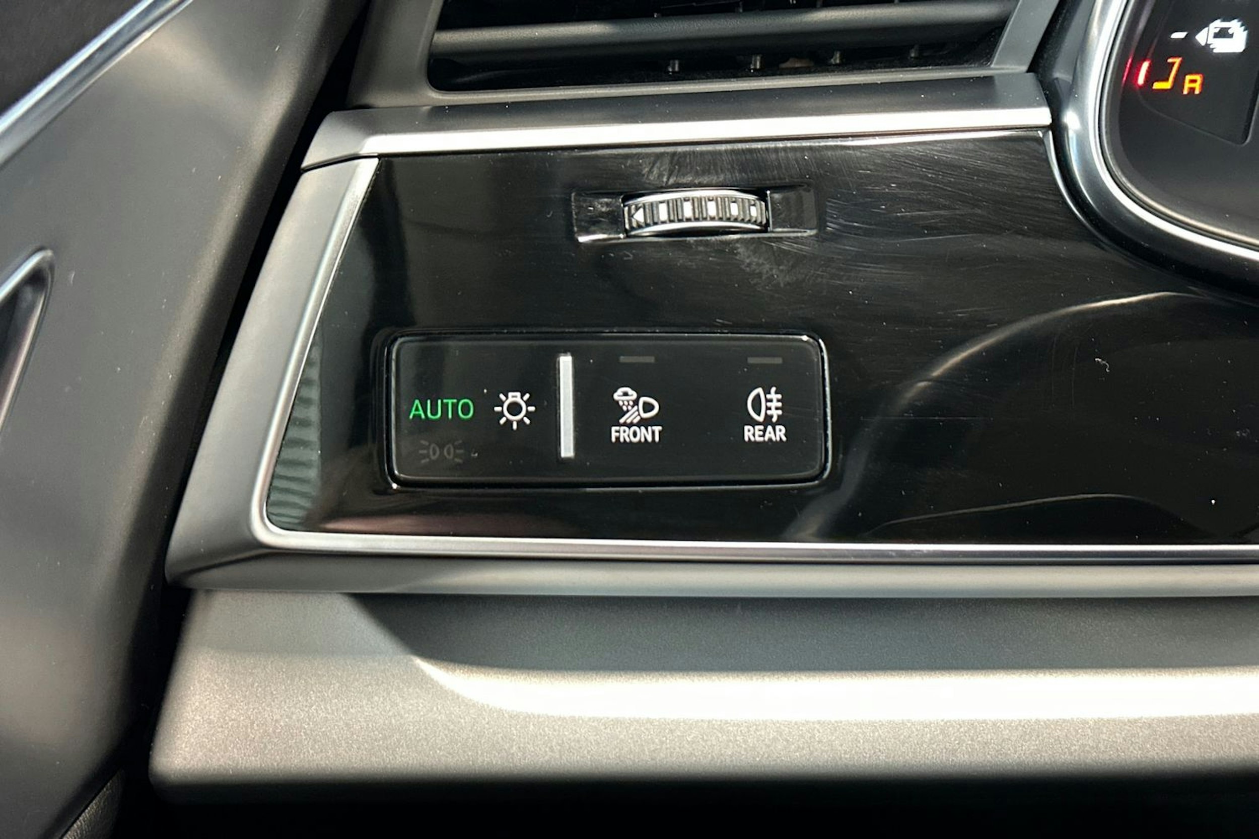 musta Audi Q7 2021 kuva 13.