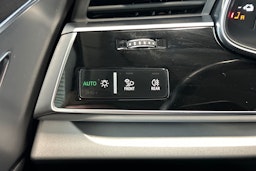 musta Audi Q7 2021 kuva 13.