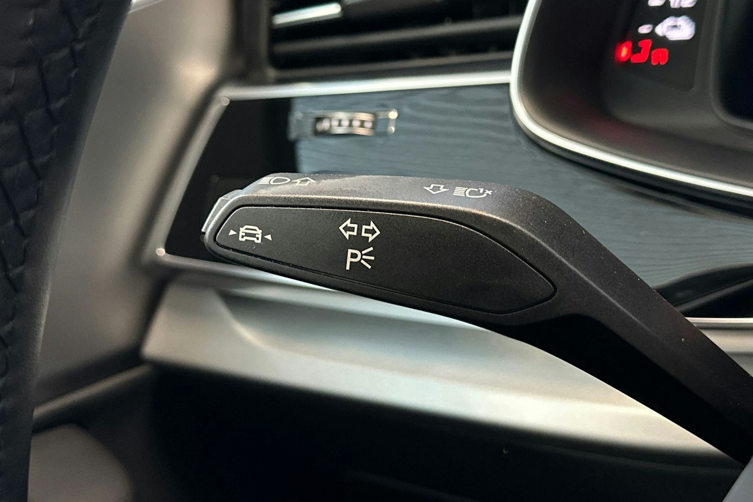 musta Audi Q7 2021 kuva 14.