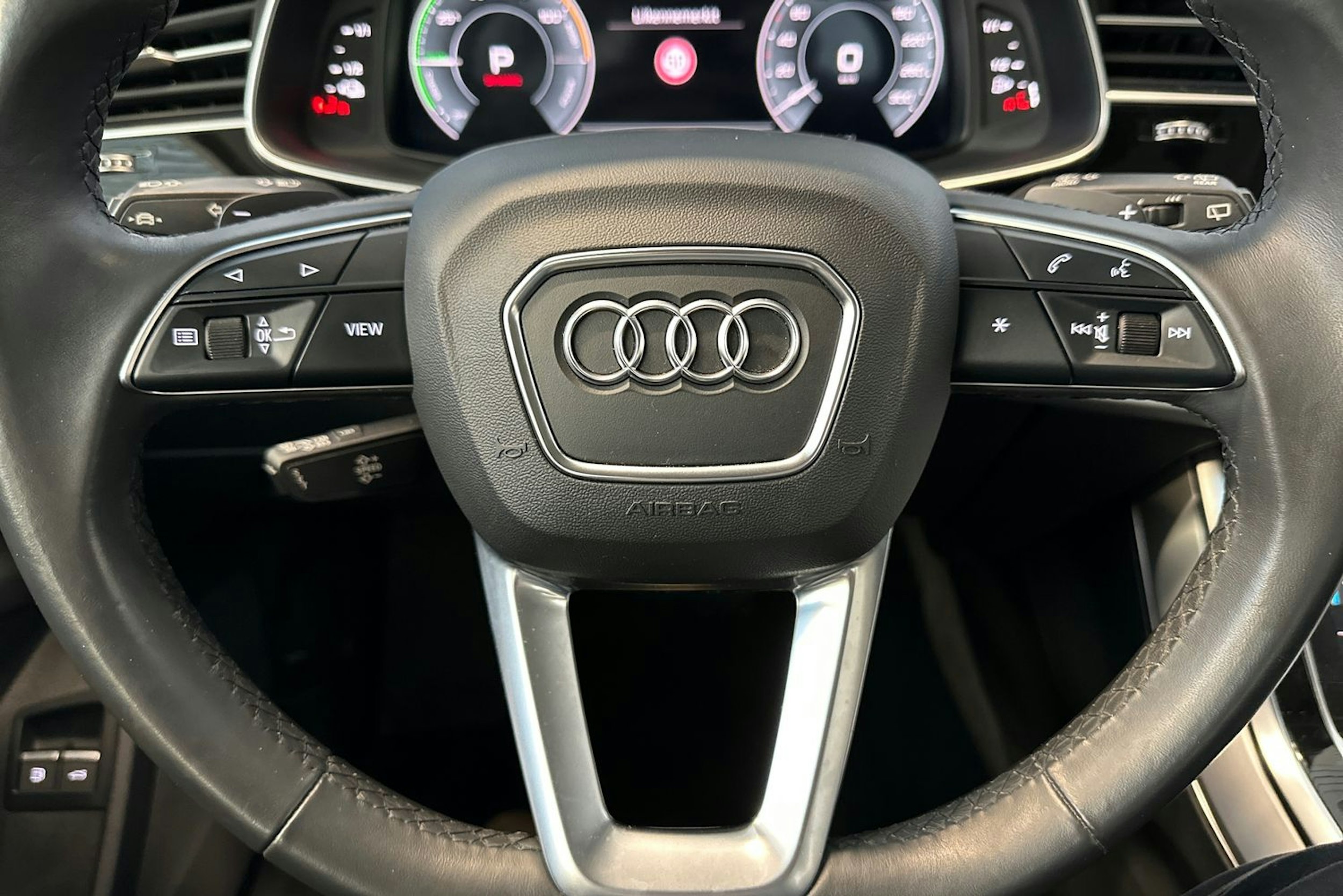 musta Audi Q7 2021 kuva 16.