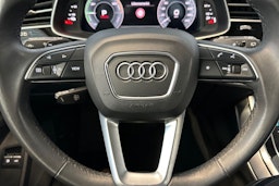 musta Audi Q7 2021 kuva 16.