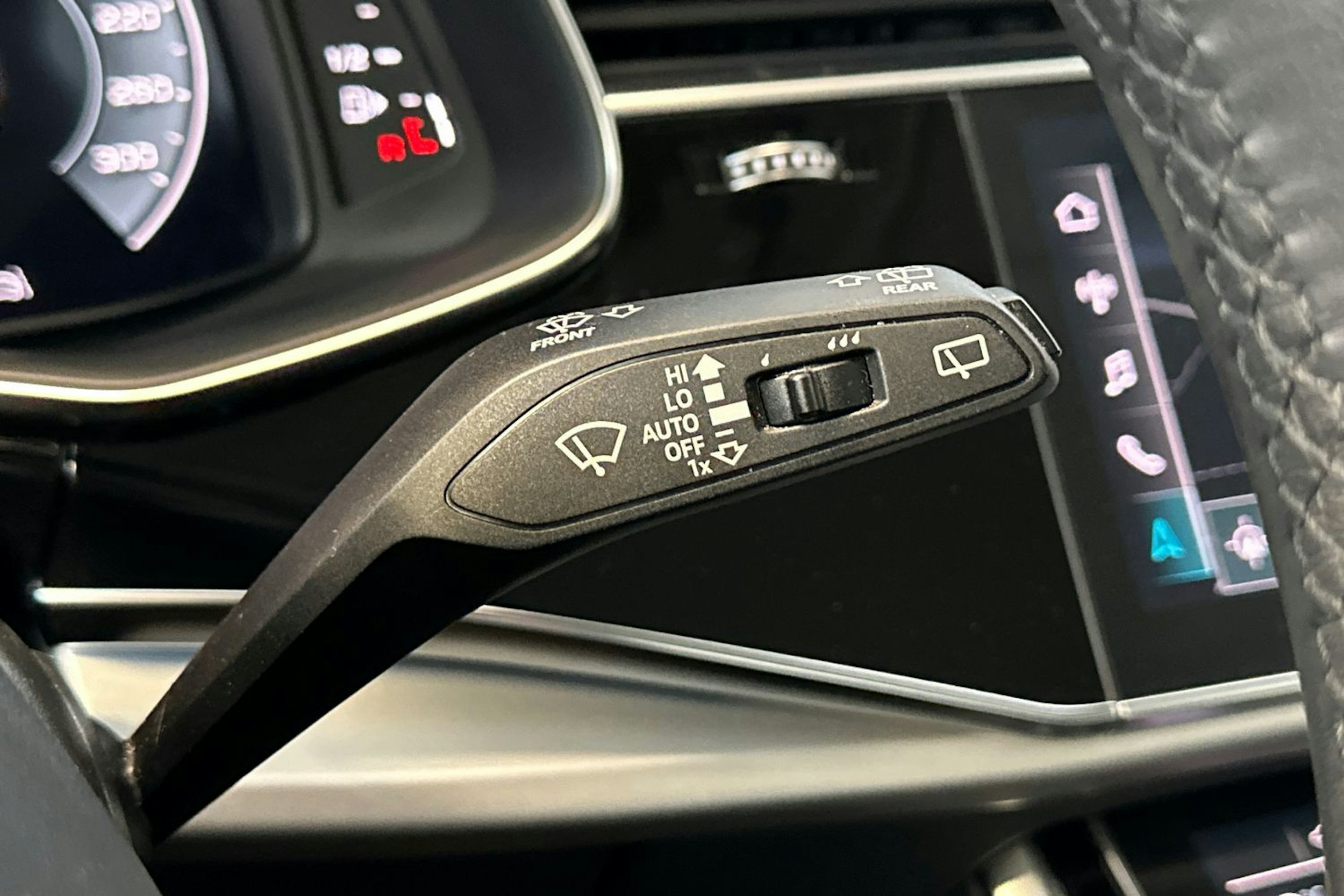 musta Audi Q7 2021 kuva 17.