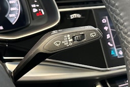 musta Audi Q7 2021 kuva 17.