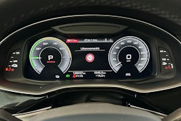 musta Audi Q7 2021 kuva 18.