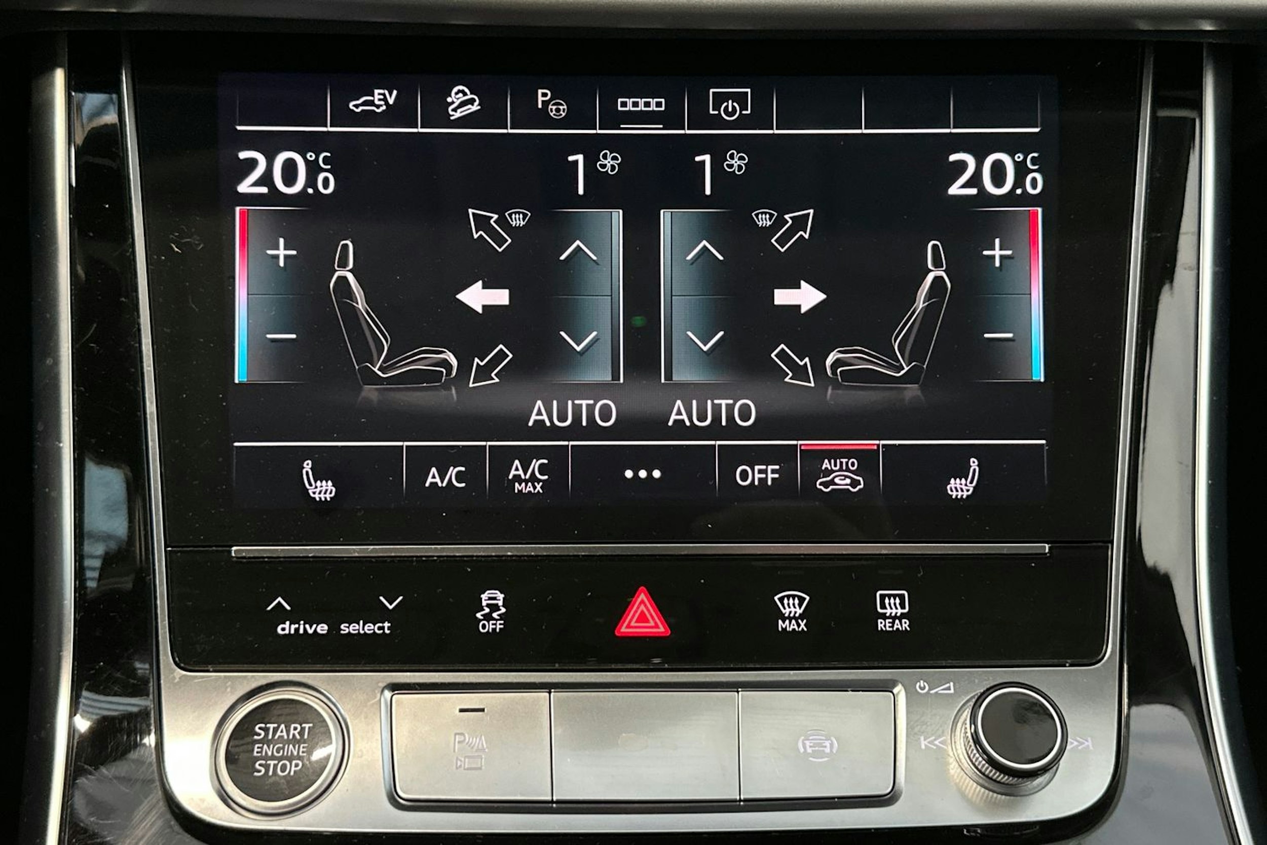 musta Audi Q7 2021 kuva 19.