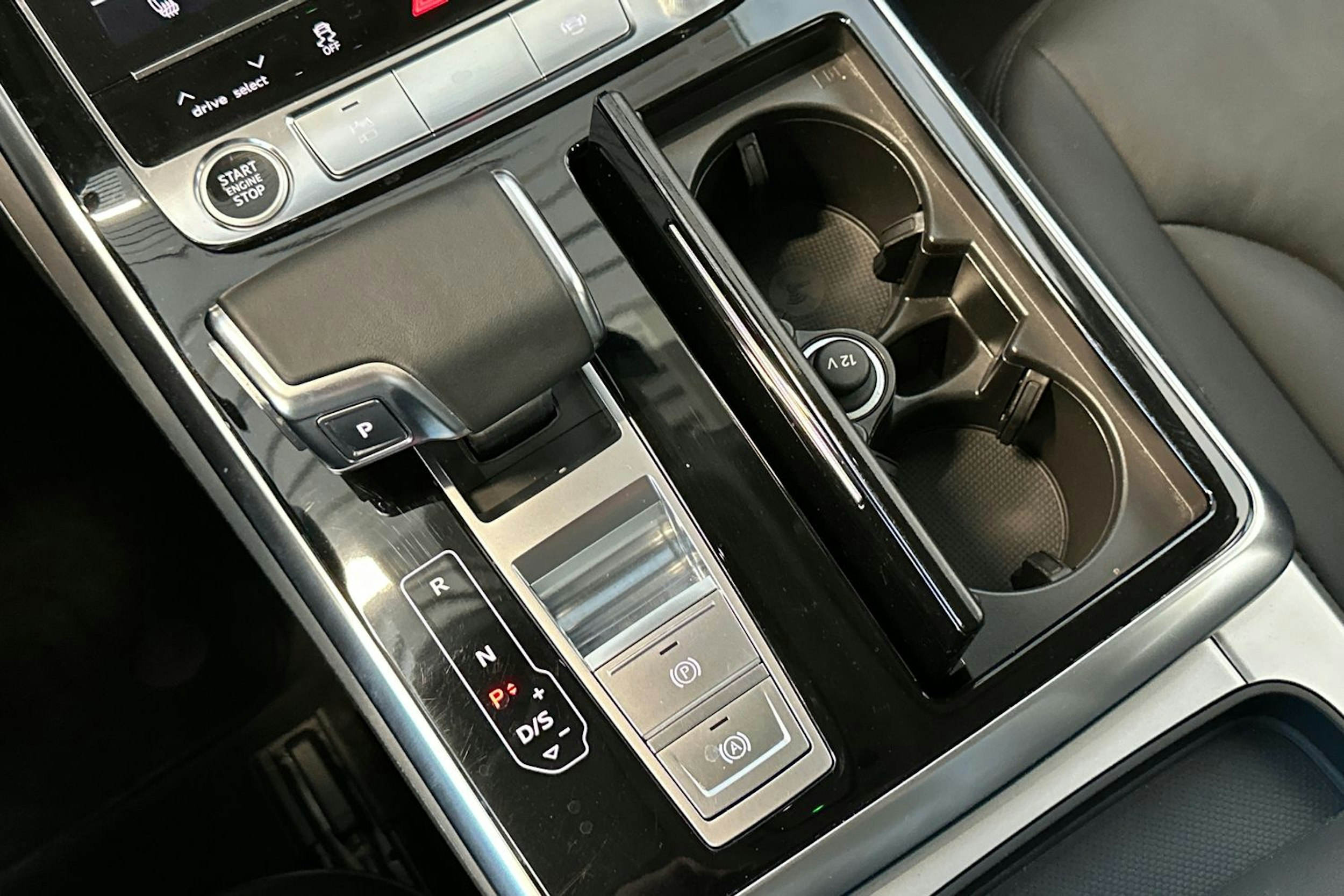 musta Audi Q7 2021 kuva 20.