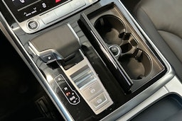 musta Audi Q7 2021 kuva 20.