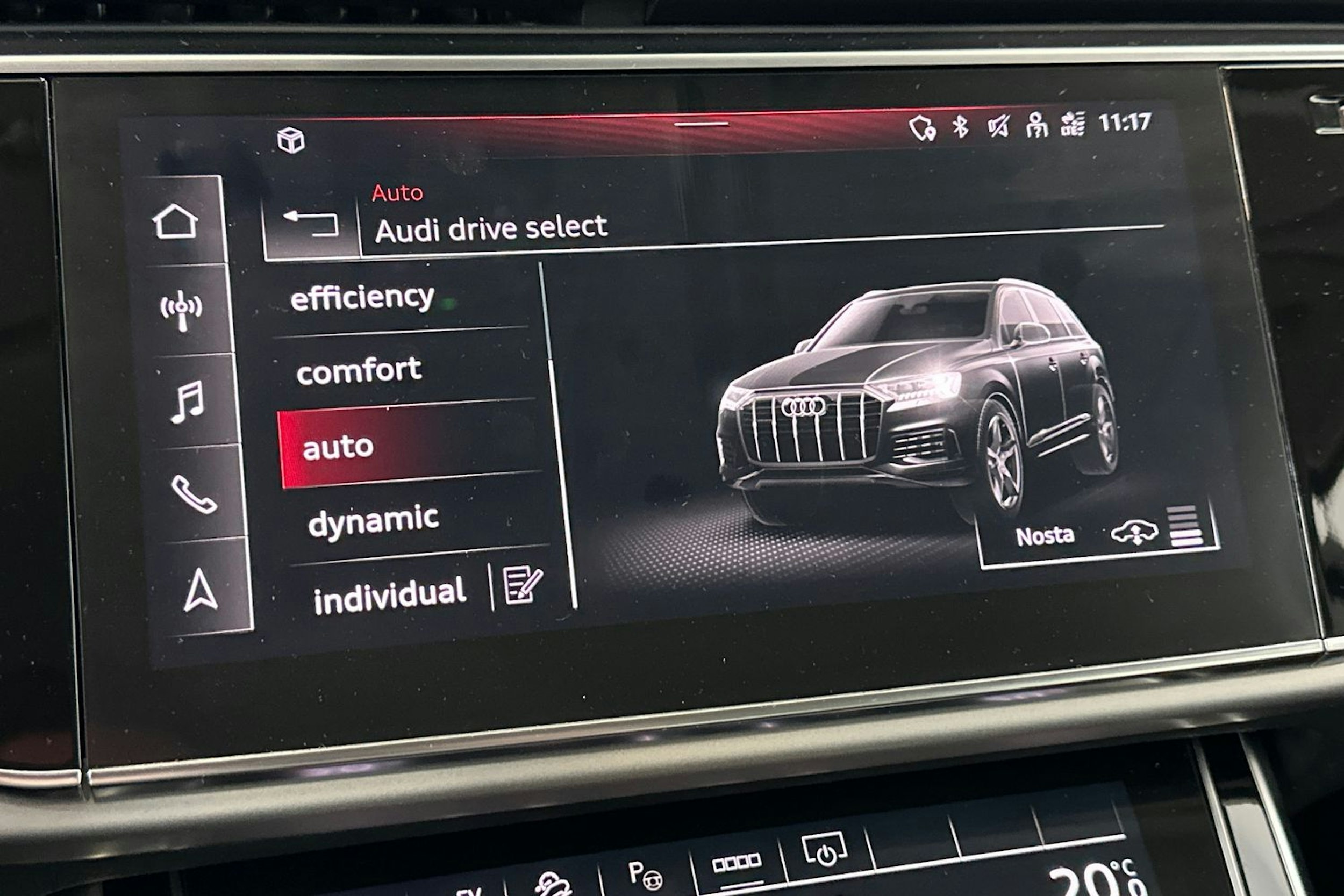 musta Audi Q7 2021 kuva 23.