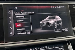 musta Audi Q7 2021 kuva 23.