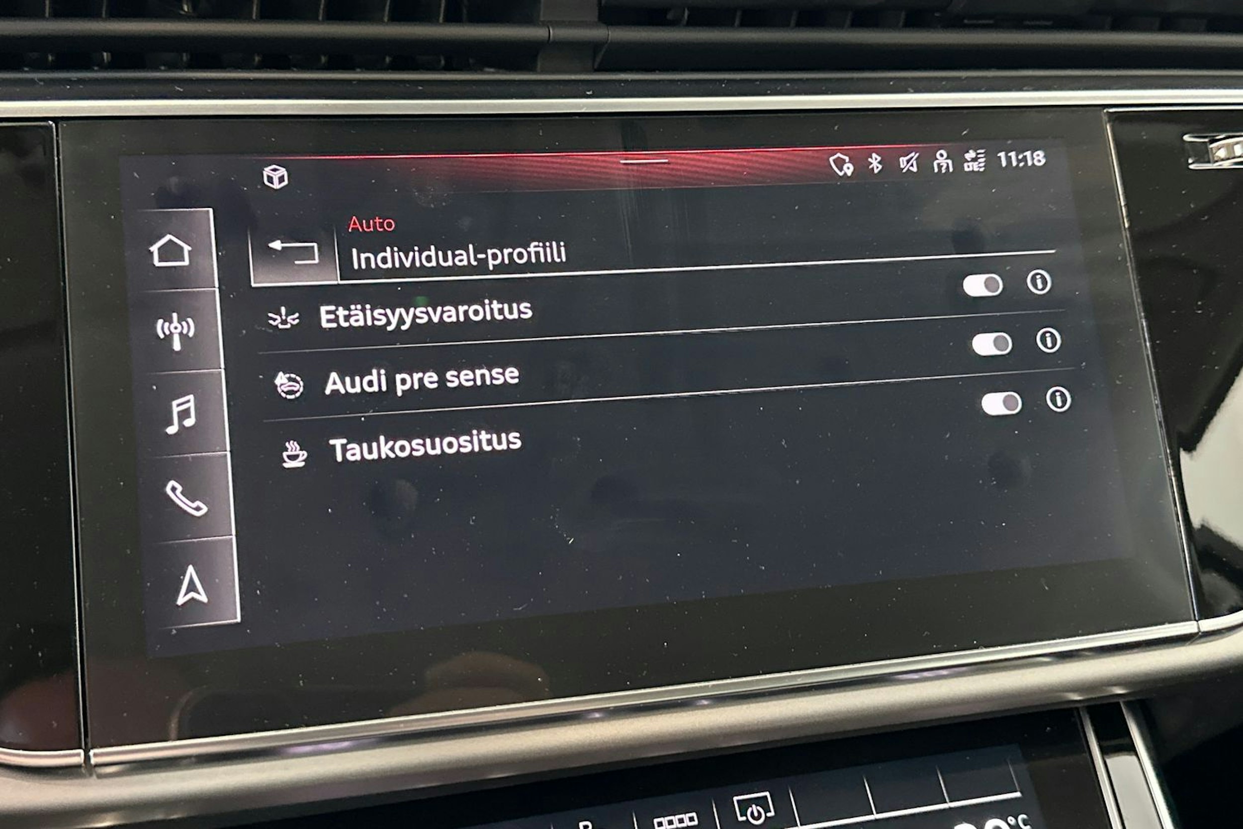 musta Audi Q7 2021 kuva 25.