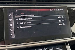 musta Audi Q7 2021 kuva 25.