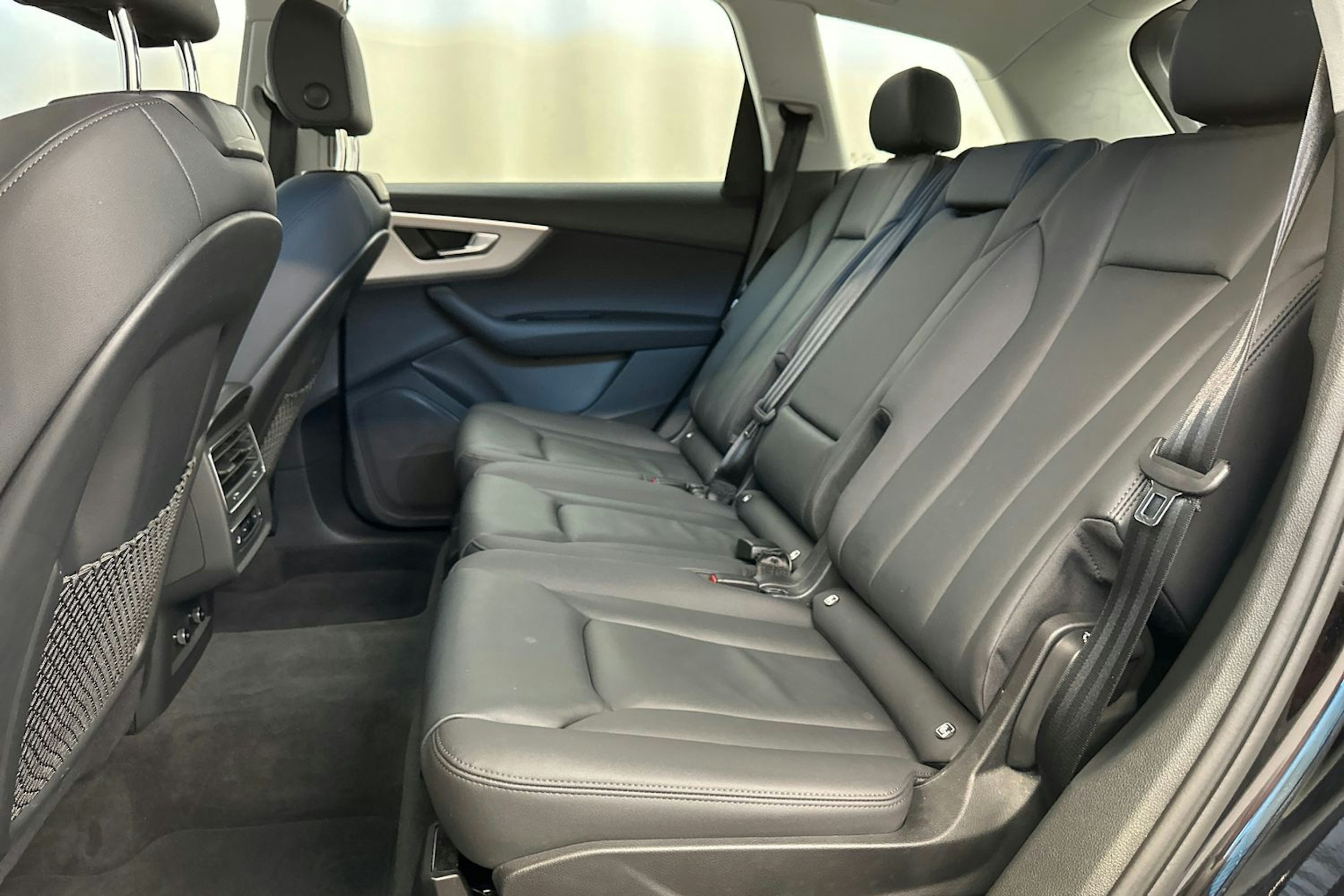 musta Audi Q7 2021 kuva 28.