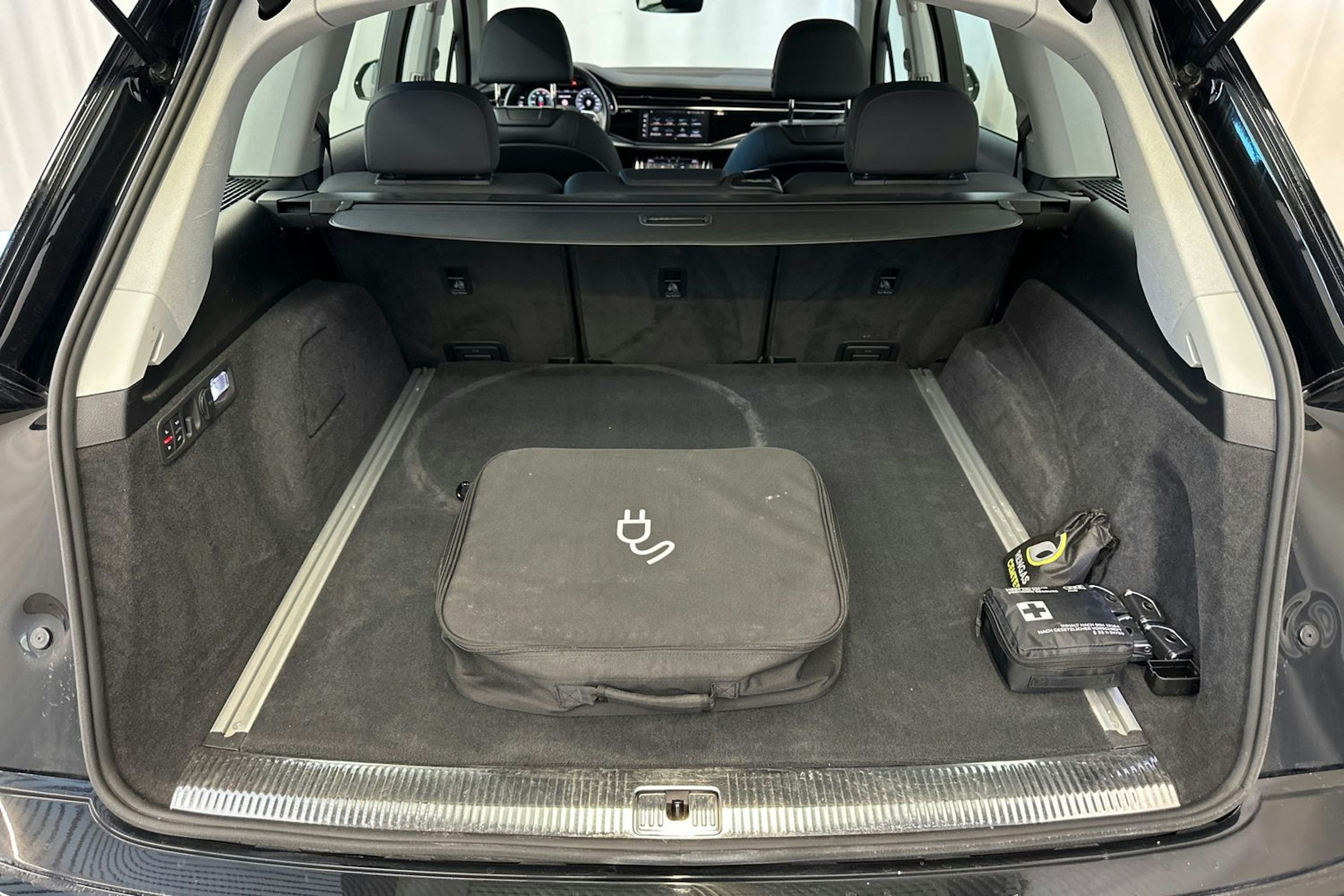 musta Audi Q7 2021 kuva 29.