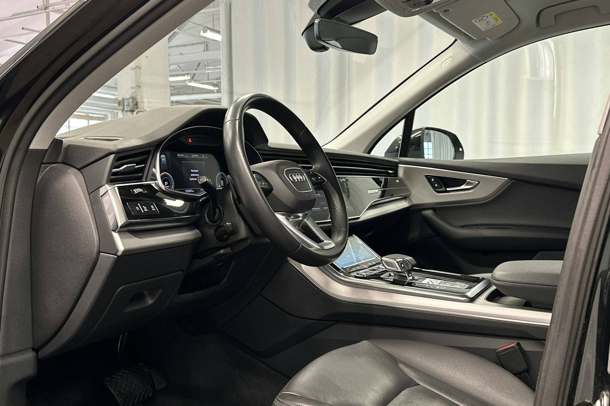musta Audi Q7 2022 kuva 3.