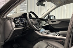 musta Audi Q7 2022 kuva 3.