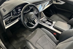 harmaa Audi Q7 2022 kuva 3.