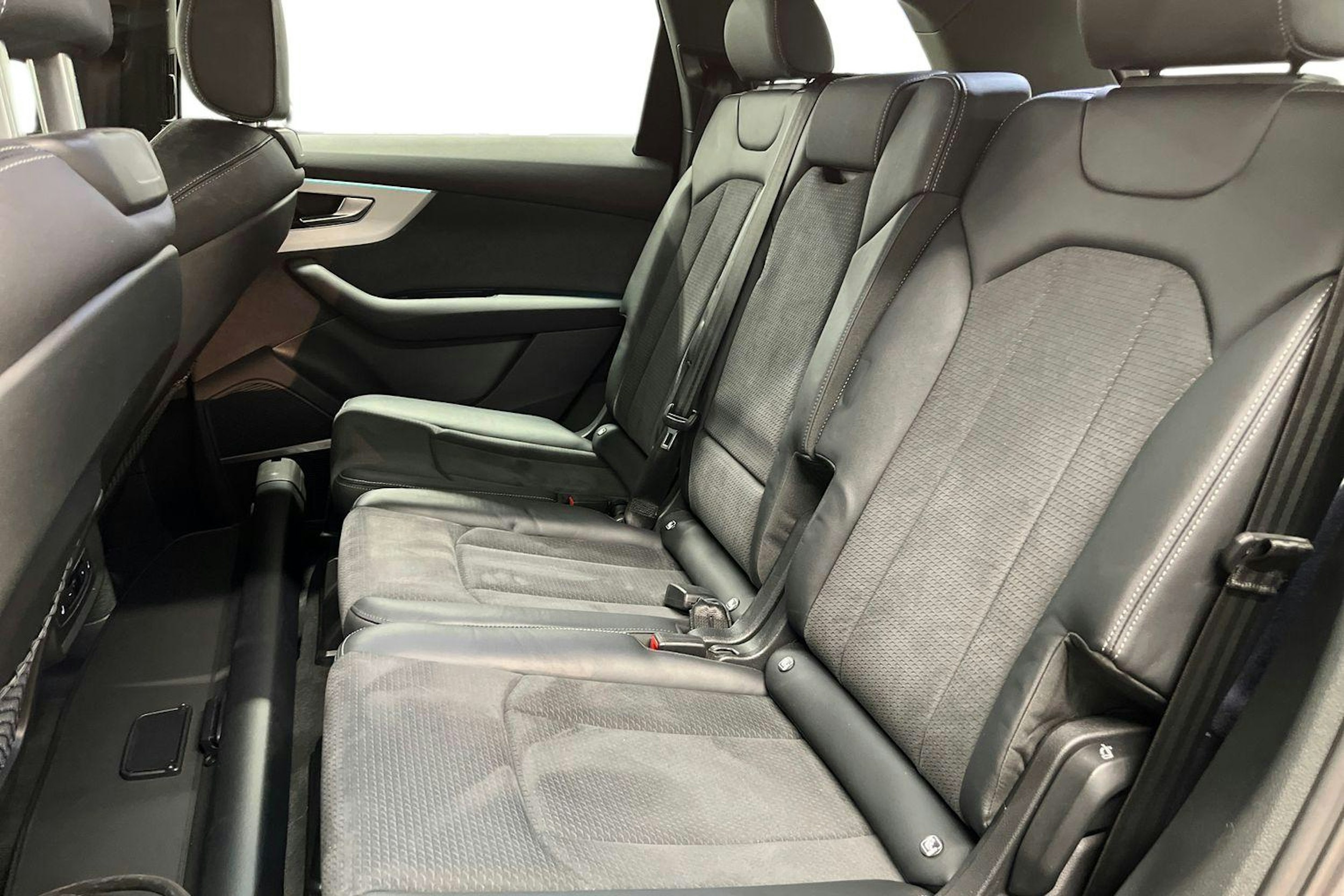 harmaa Audi Q7 2023 kuva 10.