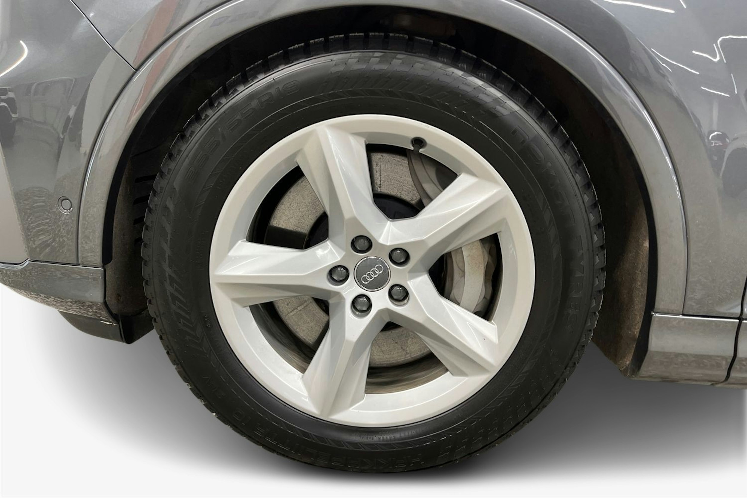 harmaa Audi Q7 2023 kuva 11.