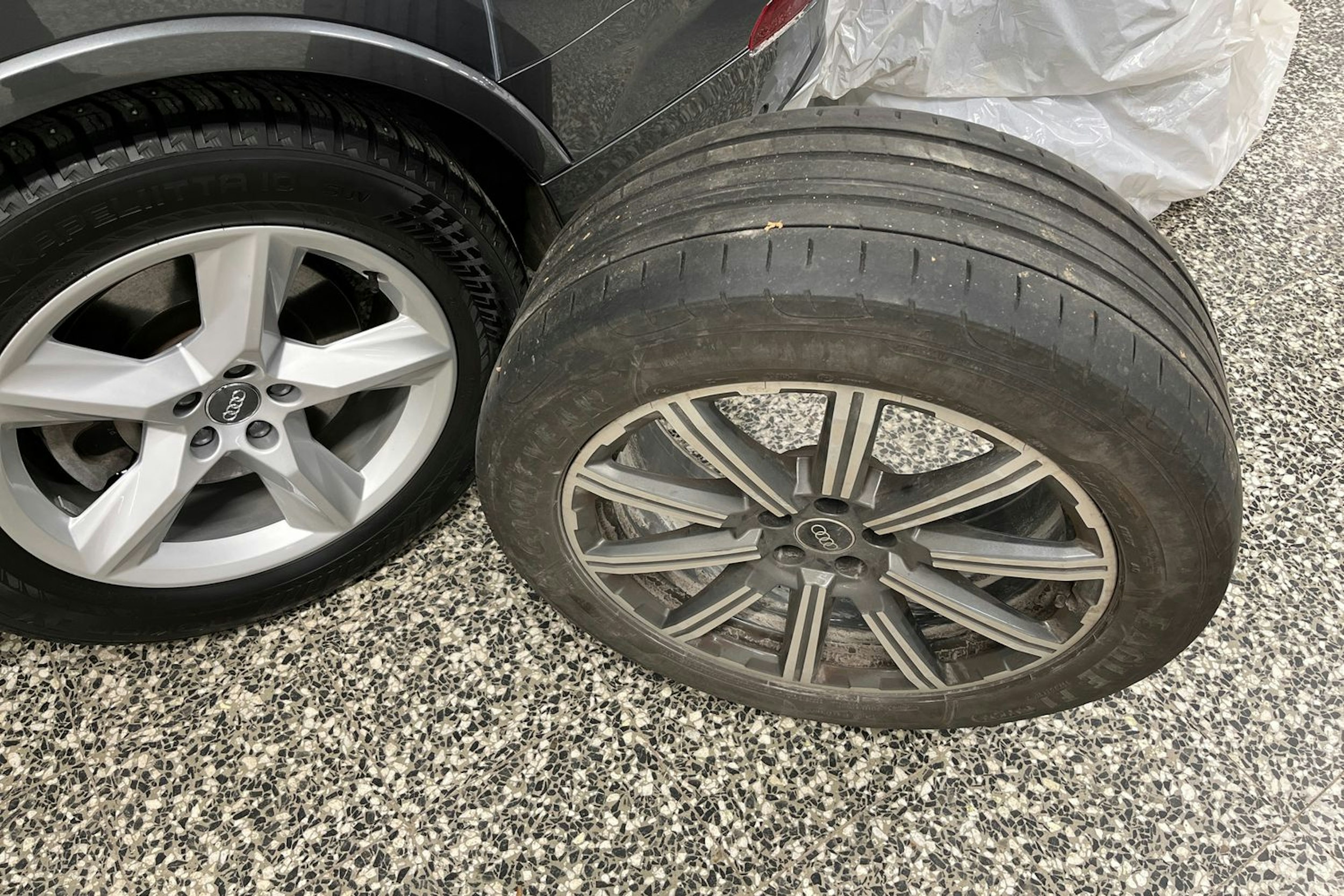 harmaa Audi Q7 2023 kuva 14.