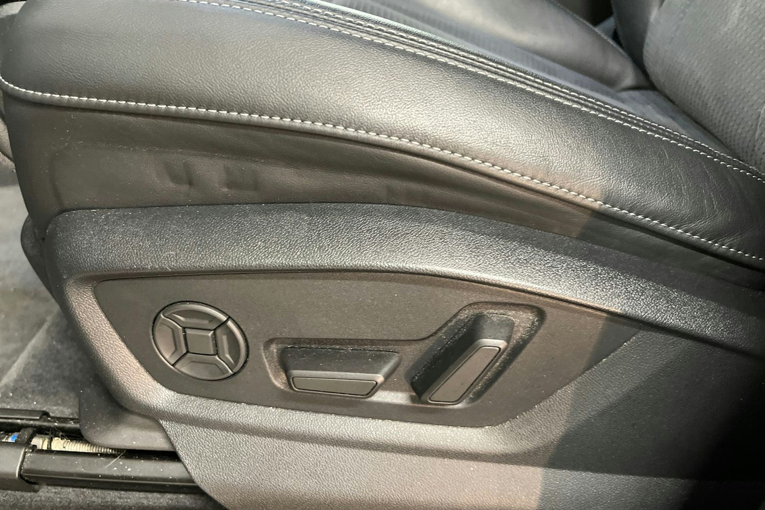 harmaa Audi Q7 2023 kuva 16.