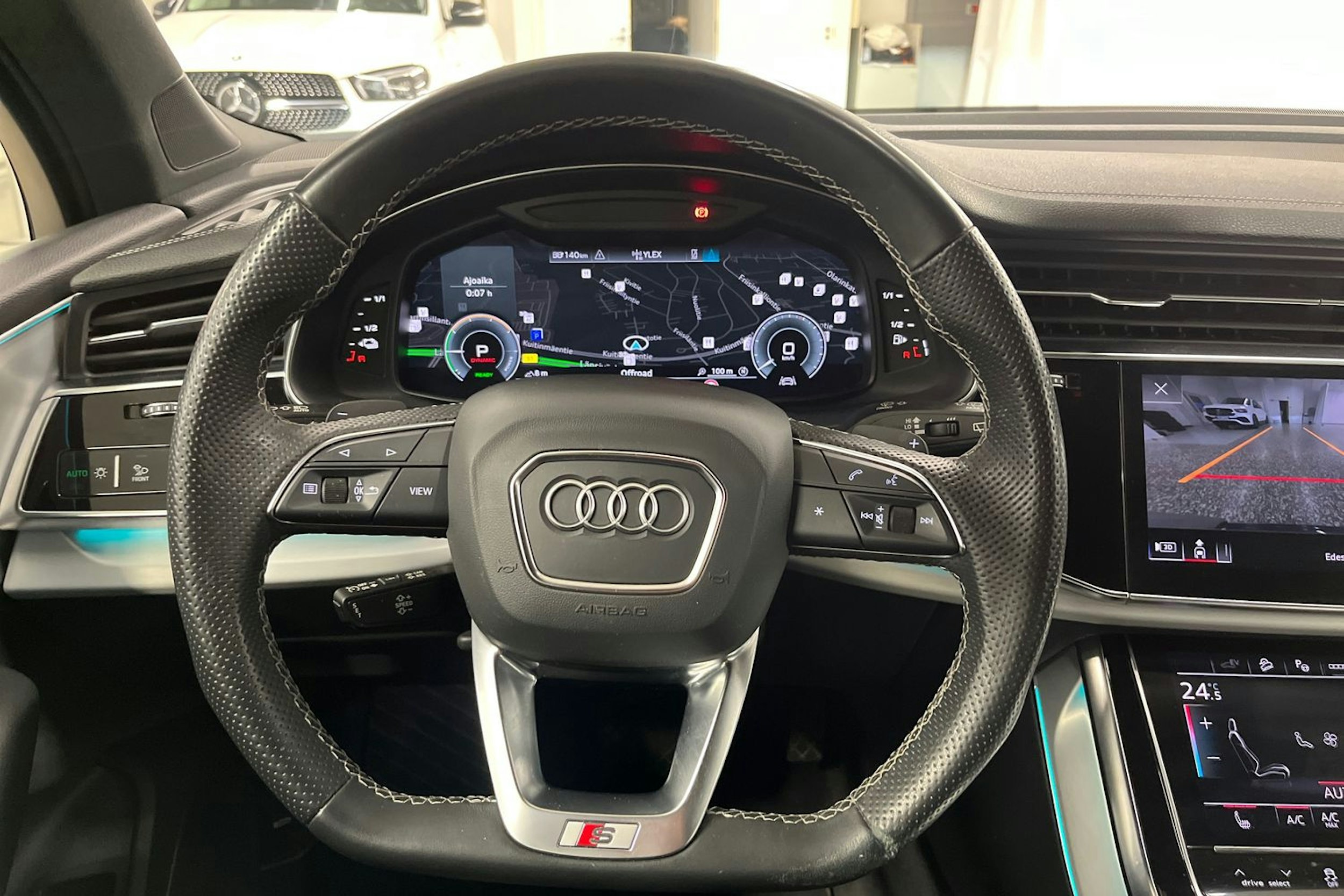 harmaa Audi Q7 2023 kuva 18.