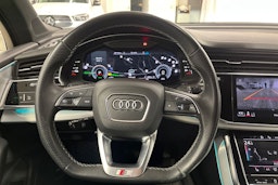 harmaa Audi Q7 2023 kuva 18.