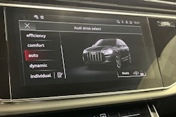 harmaa Audi Q7 2023 kuva 25.