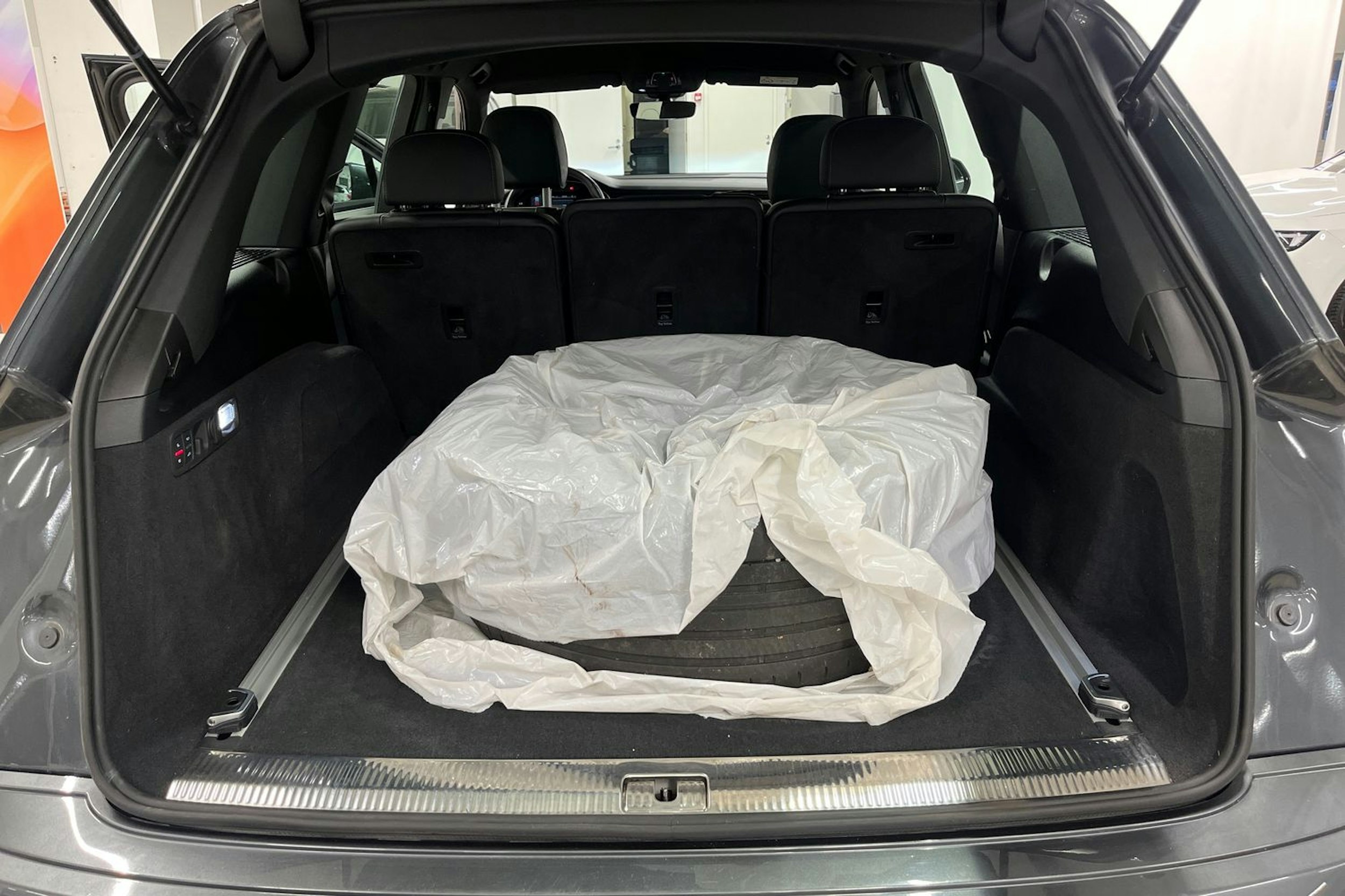 harmaa Audi Q7 2023 kuva 32.