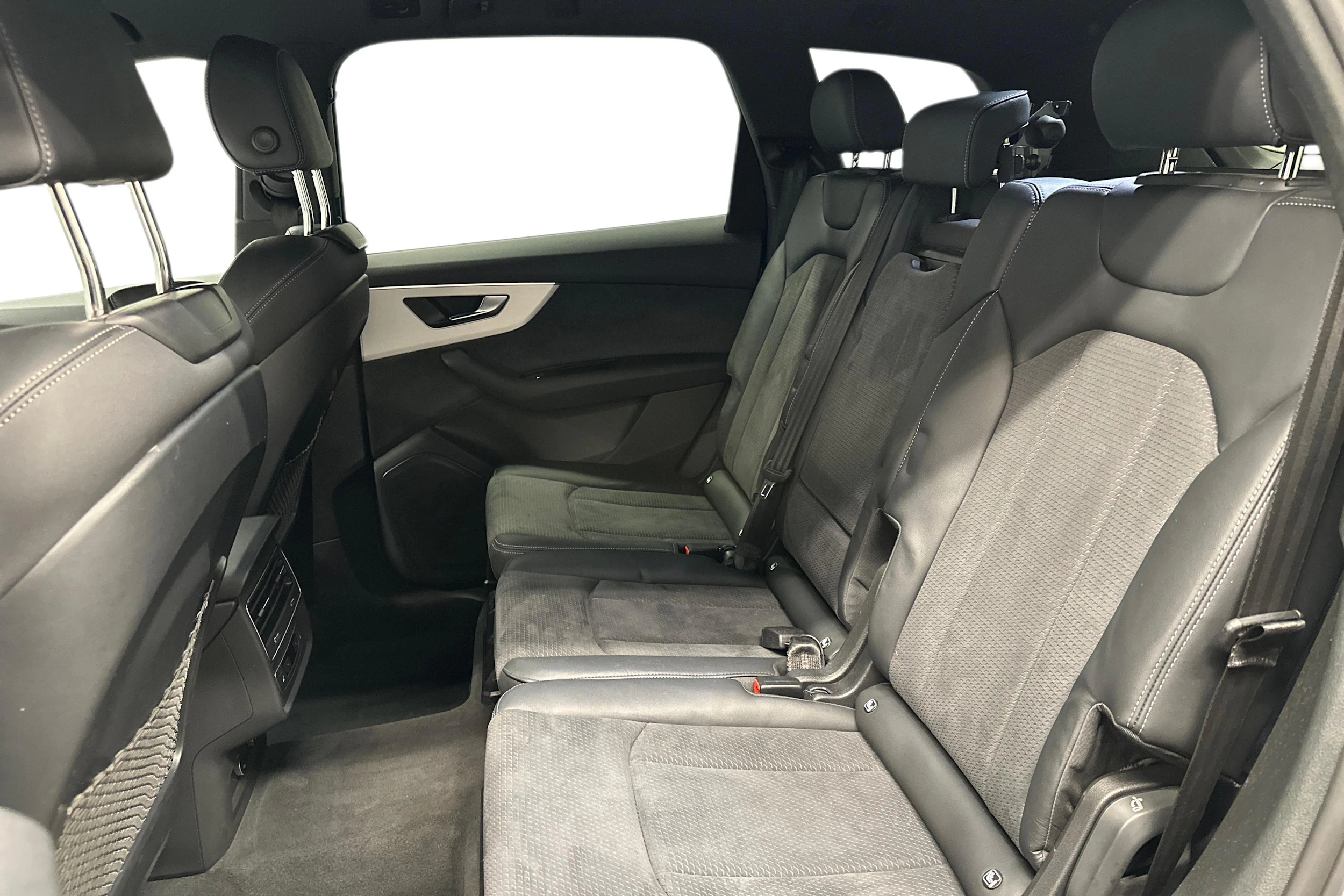 harmaa Audi Q7 2023 kuva 8.