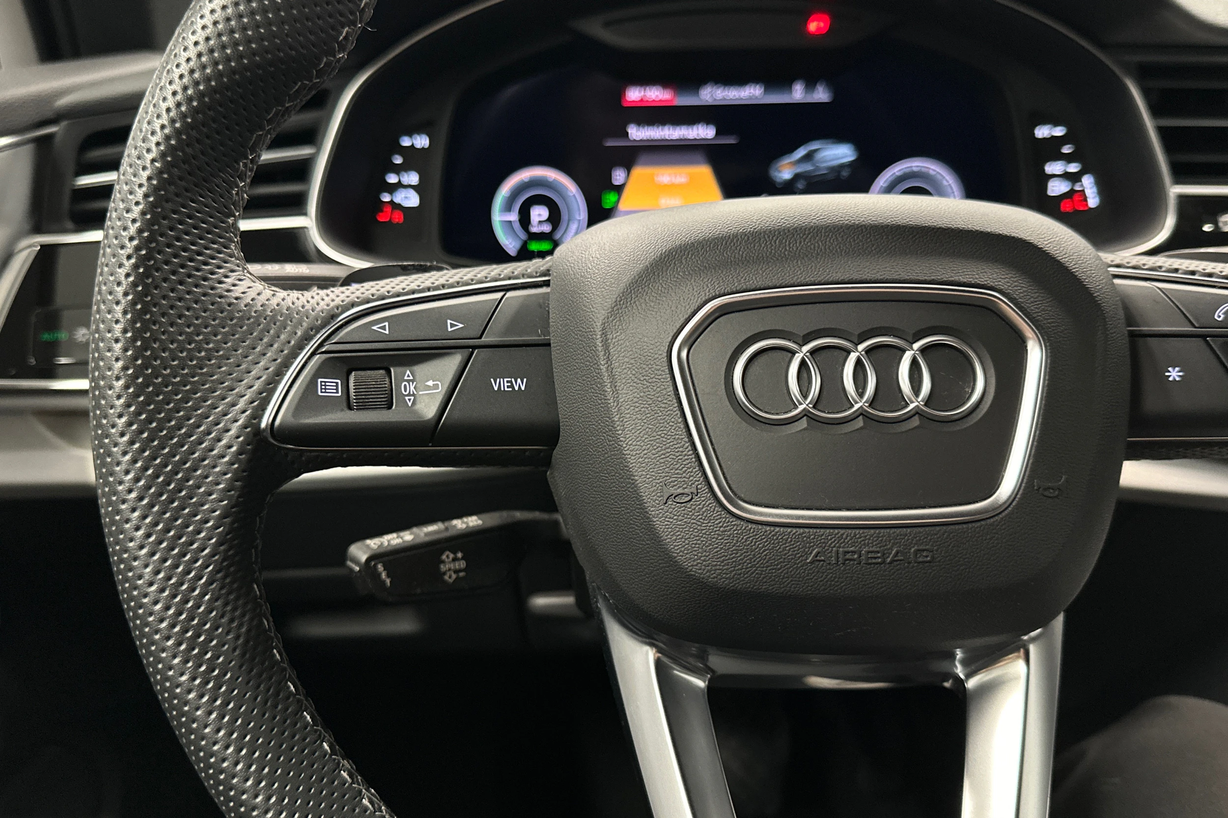 harmaa Audi Q7 2023 kuva 11.