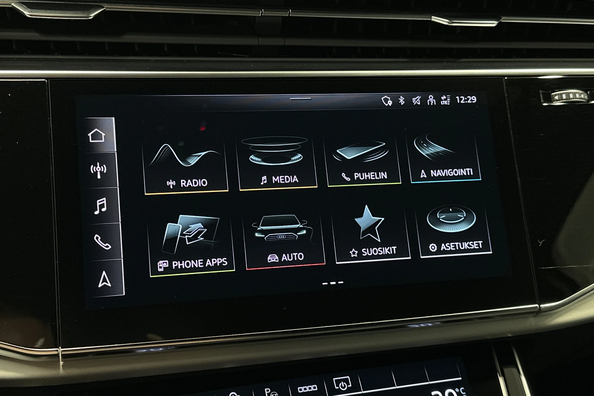 harmaa Audi Q7 2023 kuva 17.