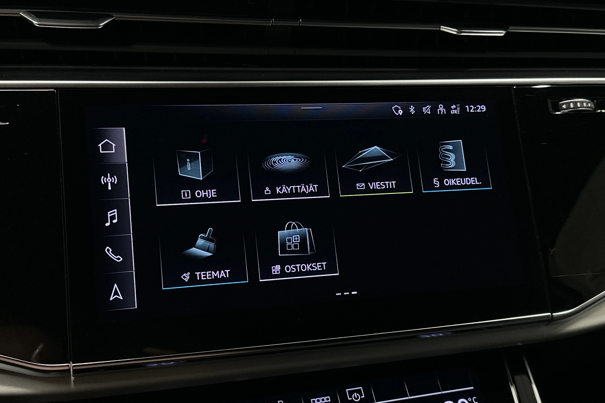 harmaa Audi Q7 2023 kuva 18.