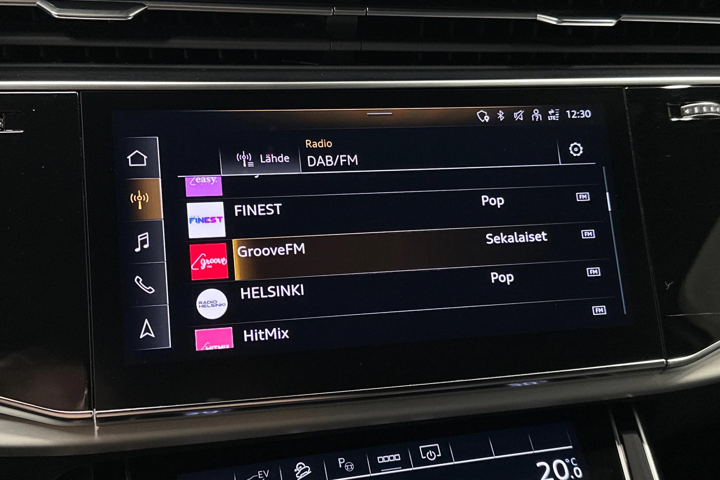 harmaa Audi Q7 2023 kuva 19.