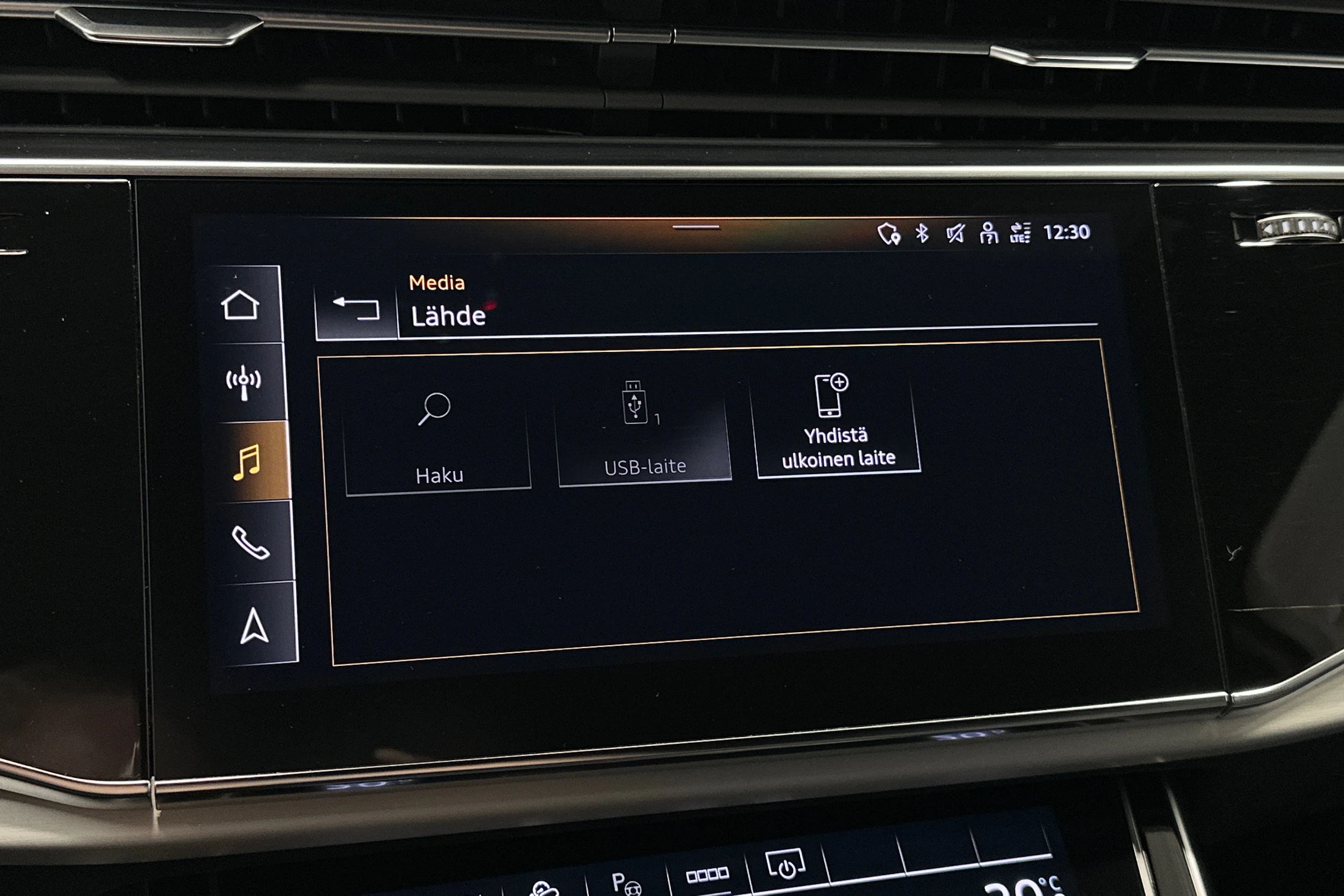 harmaa Audi Q7 2023 kuva 20.